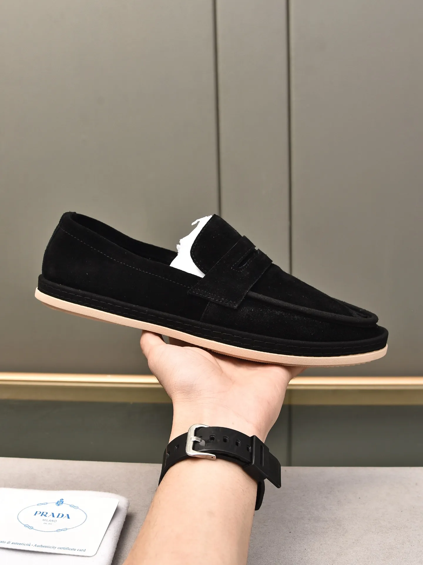 👟👟👟Men's Shoes💰P420 🆕🔥New Updates🔥👟PRADA (Prada) new products are released, imported soft cowhide, fashionable to allow air to penetrate the entire shoe, and the awesome shoes [strong] bring an extremely comfortable and breathable feeling! Beautiful inside and out! Exquisite workmanship, top-grade cowhide material, 😌Number: 38~44, black and white color options.